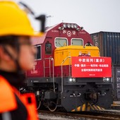 Cina, da Chongqing un nuovo servizio di treni merci verso l’Europa