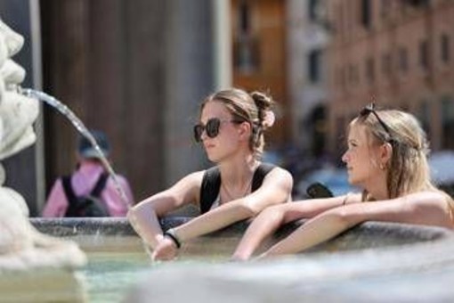 Caldo africano, l'afa non arretra: oggi e domani 19 città bollino rosso Caldo africano, l'afa non arretra: oggi e domani 19 città bollino rosso