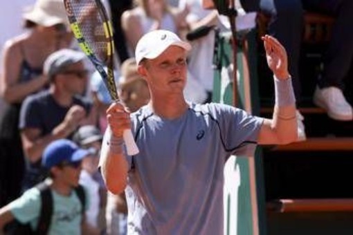 Roland Garros, Cinà-De Jong e lo 'strano' ritardo per l'inizio del match: cos'è successo a Parigi Roland Garros, Cinà-De Jong e lo 'strano' ritardo per l'inizio del match: cos'è successo a Parigi