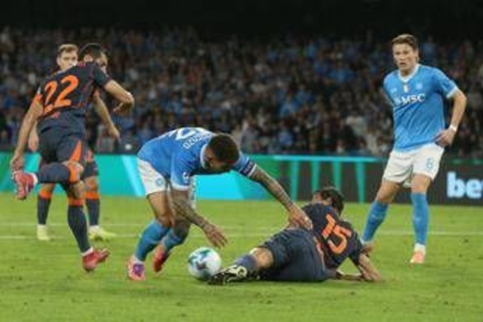 Bergonzi accusa Di Lorenzo: "Antisportivo su rigore contro Inter". Furia agente e Napoli Bergonzi accusa Di Lorenzo: "Antisportivo su rigore contro Inter". Furia agente e Napoli