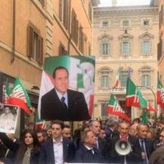 Riforma della giustizia, Forza Italia festeggia in piazza con maxi foto di Berlusconi: &quot;Vittoria storica&quot;