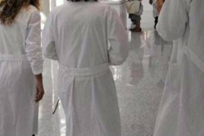 Sanità, firmato contratto per 137mila medici e sanitari: aumenti medi di 491 euro al mese Sanità, firmato contratto per 137mila medici e sanitari: aumenti medi di 491 euro al mese