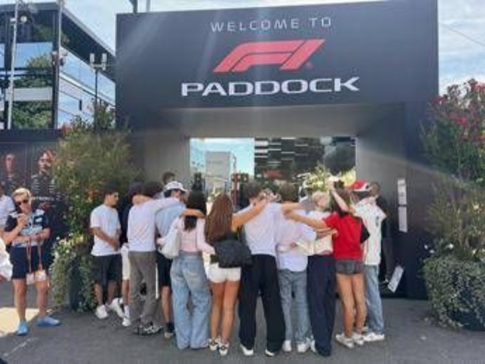 Crans Montana, i ragazzi sopravvissuti alla tragedia di Capodanno ospiti al Gp di Monza Crans Montana, i ragazzi sopravvissuti alla tragedia di Capodanno ospiti al Gp di Monza