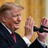 Trump e il mea culpa: "Usa volano e non l'ho spiegato, ho fatto un pessimo lavoro"