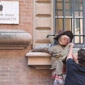 Bologna, manichino di Valditara alle finestre del liceo Minghetti: "Nemico degli studenti" Bologna, manichino di Valditara alle finestre del liceo Minghetti: "Nemico degli studenti"