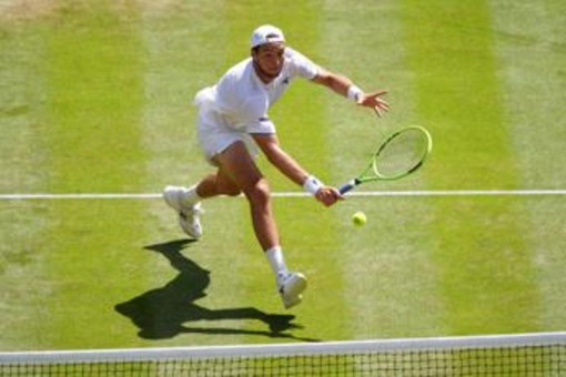 Sinner-Struff, al tedesco 'cade' la pallina e il punto è da ripetere: cos'è successo a Wimbledon Sinner-Struff, al tedesco 'cade' la pallina e il punto è da ripetere: cos'è successo a Wimbledon