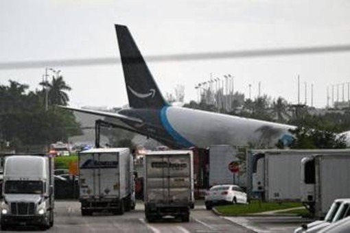 Aereo cargo Amazon fuori pista a Miami, 5 morti e 5 feriti: aperta un'indagine Aereo cargo Amazon fuori pista a Miami, 5 morti e 5 feriti: aperta un'indagine