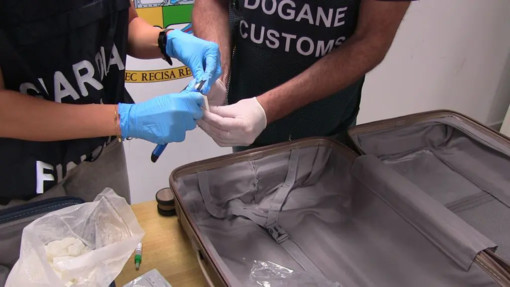 Trasportavano 50 chili di ketamina nei bagagli, tre arresti a Fiumicino Trasportavano 50 chili di ketamina nei bagagli, tre arresti a Fiumicino