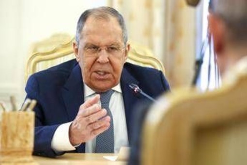 Ucraina, colpita raffineria russa. Lavrov: "Mosca vuole fine guerra per via diplomatica" Ucraina, colpita raffineria russa. Lavrov: "Mosca vuole fine guerra per via diplomatica"