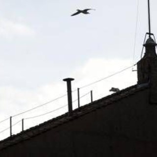 Conclave oggi al via, gli occhi del mondo puntati sul comignolo della Sistina