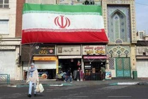 Iran, i falchi di Teheran invocano la bomba atomica: "E' il momento giusto" Iran, i falchi di Teheran invocano la bomba atomica: "E' il momento giusto"