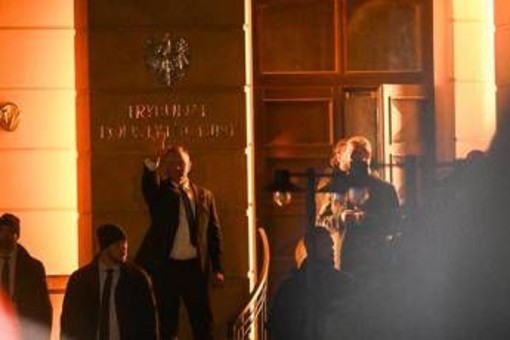 Polonia, duro scontro sulla Corte Costituzionale. Il presidente Nawrocki forza ingresso nella sede: "Tusk minaccia sicurezza nazionale"