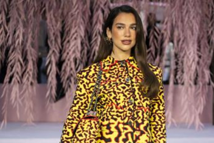 Sanremo, Dua Lipa non solo guest star: De Martino la vuole per la co-conduzione di una serata
