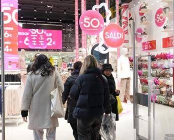 Saldi invernali 2026, dalla Lombardia al Lazio: quando iniziano Saldi invernali 2026, dalla Lombardia al Lazio: quando iniziano