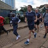 Sorpresa a Nairobi: Macron corre con Kipchoge, leggenda della maratona Sorpresa a Nairobi: Macron corre con Kipchoge, leggenda della maratona