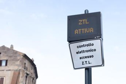 Roma, caos parcheggi quando giocano Roma e Lazio: il Campidoglio lancia ipotesi Ztl per Olimpico Roma, caos parcheggi quando giocano Roma e Lazio: il Campidoglio lancia ipotesi Ztl per Olimpico