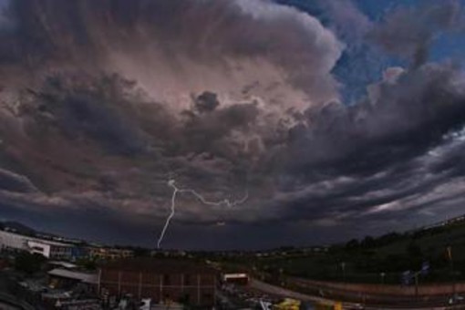 Maltempo insiste sul Nord, scatta allerta gialla per temporali in 4 regioni Maltempo insiste sul Nord, scatta allerta gialla per temporali in 4 regioni
