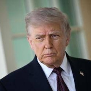 Usa-Iran, braccio di ferro nello Stretto di Hormuz. Trump: "Teheran vuole un accordo"