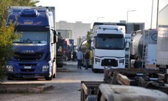 Protesta Tir, il Garante chiede la precettazione: "Pericolo grave per i cittadini"