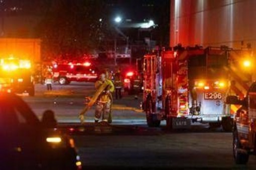 Elicottero di una tv precipita mentre filma un incidente stradale: almeno 3 morti, tragedia a Los Angeles