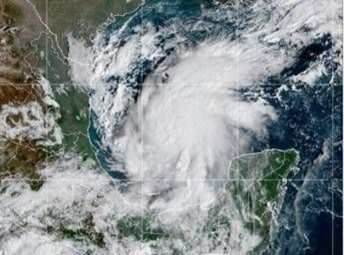 Uragano Isaias, cresce l’allerta negli Usa: evacuazioni e scuole chiuse in Florida e Alabama