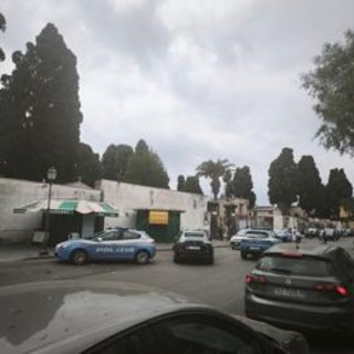 Napoli, spara e ferisce l'ex moglie al cimitero: 71enne arrestato