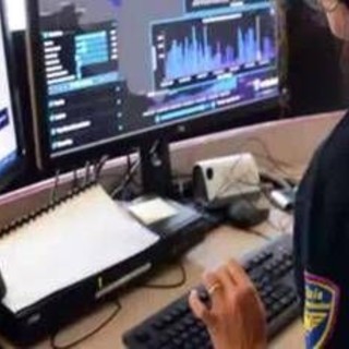 Truffa del finto poliziotto con l'Ai. A Roma dopo la prof tocca alla moglie del docente universitario, colpo da 150mila euro Truffa del finto poliziotto con l'Ai. A Roma dopo la prof tocca alla moglie del docente universitario, colpo da 150mila euro