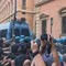 Morto ammanettato a Bologna, coro "assassini" e tensioni tra agenti e corteo: polizia usa idranti e lacrimogeni Morto ammanettato a Bologna, coro "assassini" e tensioni tra agenti e corteo: polizia usa idranti e lacrimogeni