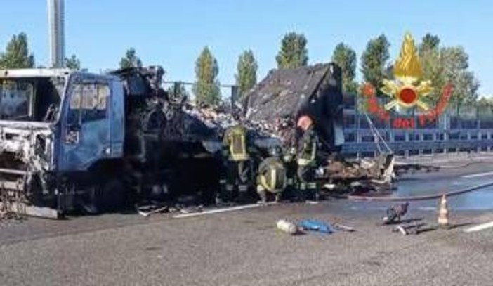 Tir in fiamme sulla Tangenziale ovest di Milano all'altezza di Rozzano, carreggiata chiusa Tir in fiamme sulla Tangenziale ovest di Milano all'altezza di Rozzano, carreggiata chiusa