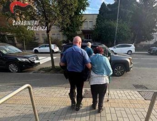 A 74 anni si innamora online di cantante rock ma è una truffa: bloccata mentre stava per fargli un bonifico di 8.500 euro