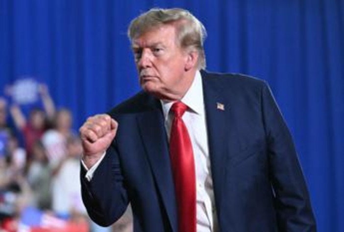 Trump, medici avvertono: "Suo peso rischio significativo per la salute"