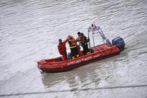 Marito Roccella scomparso, ricerche senza sosta nel lago di Vico: in azione sommozzatori e mezzi speciali