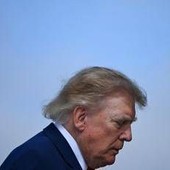 Trump e la confessione: "Mi trucco pochissimo, faccio da solo: non voglio sembrare morto"