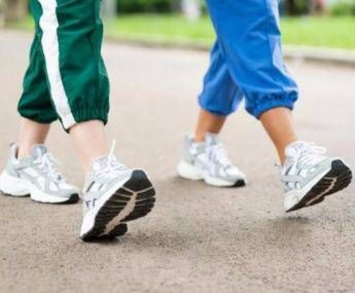 Camminare protegge il cuore e il cervello, non servono 10mila passi al giorno: lo studio