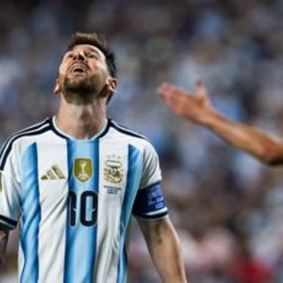 Messi, il comunicato della famiglia su papà Jorge: "Sotto osservazione, rispettate privacy" Messi, il comunicato della famiglia su papà Jorge: "Sotto osservazione, rispettate privacy"