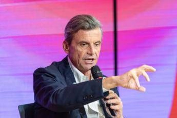 L'odissea di Calenda bloccato in Sicilia per tre giorni: "Stato la amministri per i prossimi 30 anni"