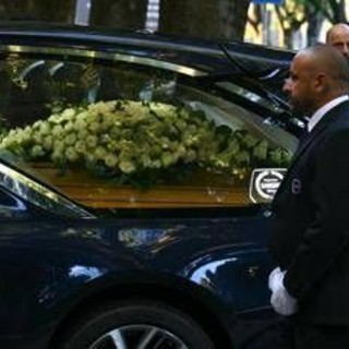Armani, aperta camera ardente: centinaia in coda per l’ultimo saluto allo stilista