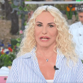 Antonella Clerici commossa, l'annuncio in diretta: "È morto il marito di Giusina Battaglia" Antonella Clerici commossa, l'annuncio in diretta: "È morto il marito di Giusina Battaglia"