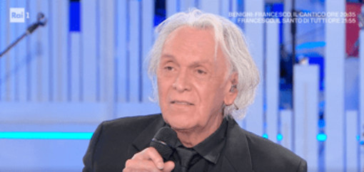 Domenica In, tensione in studio: Riccardo Fogli si agita per la foto 'persa'. Cosa è successo Domenica In, tensione in studio: Riccardo Fogli si agita per la foto 'persa'. Cosa è successo