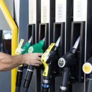 Caro carburanti, scatta il tetto ai prezzi: Eni e IP abbassano benzina e diesel
