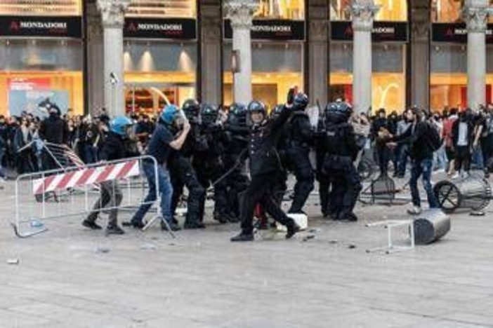 Guerriglia a Milano, ai domiciliari uno dei maggiorenni arrestati per scontri e altri quattro in carcere: la decisione del Gip