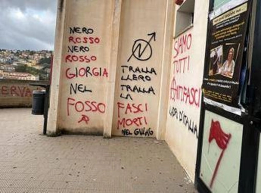 &quot;Giorgia nel fosso&quot;, scritte contro Meloni sui muri del teatro di Ozieri