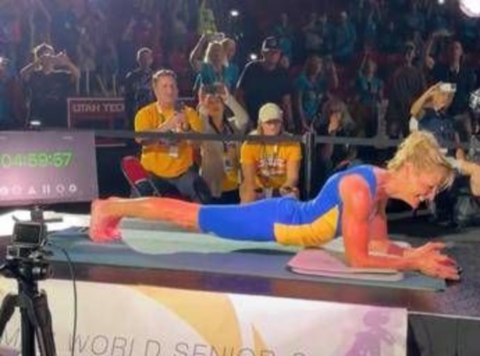 Cinque ore di... plank, 'super' atleta di 61 anni stabilisce il nuovo record del mondo