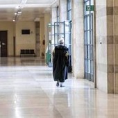 Lascia al nipote preferito un'eredità di 800mila euro ma gli altri non ci stanno: "Non vedeva bene, è stata guidata" Lascia al nipote preferito un'eredità di 800mila euro ma gli altri non ci stanno: "Non vedeva bene, è stata guidata"