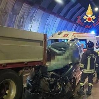 Scontro tra camion e auto sulla statale 'Dei Due Mari', due morti nel Catanzarese