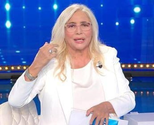 Domenica In, Mara Venier: "Dopo la trasmissione, intervento per maculopatia" Domenica In, Mara Venier: "Dopo la trasmissione, intervento per maculopatia"