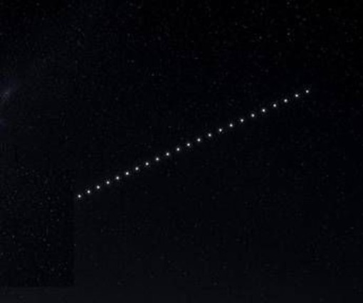 "Non è un aereo, non sono stelle", il 'treno di luci' in cielo: il mistero dell'8 agosto "Non è un aereo, non sono stelle", il 'treno di luci' in cielo: il mistero dell'8 agosto