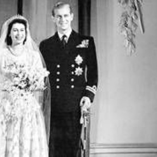 Compra all'asta una fetta della torta nuziale della regina Elisabetta: &quot;La mangerò&quot;