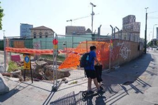 Consolato Usa a Milano, operai sfruttati in cantiere: il manager della Caddell fermato in aeroporto a Bergamo Consolato Usa a Milano, operai sfruttati in cantiere: il manager della Caddell fermato in aeroporto a Bergamo