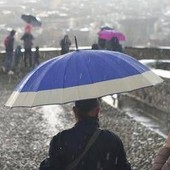 Meteo, ancora maltempo con temporali e piogge intense al Centro-Sud: da domenica torna il sole Meteo, ancora maltempo con temporali e piogge intense al Centro-Sud: da domenica torna il sole